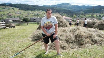 З міста-мільйонника в гірське село. Як живуть переселенці з Харкова на Буковині