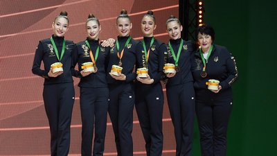 Гімнастки збірної України на подіумі Євро-2024 після "бронзи" в групових вправах.
