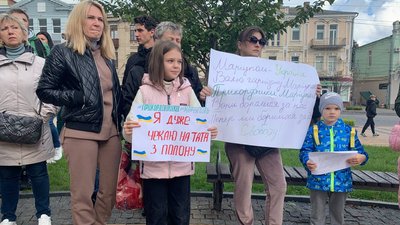 "Ні приєднанню до РФ": вінничани влаштували акцію проти "референдумів" на окупованих територіях України "Ні приєднанню до РФ": вінничани влаштували акцію проти "референдумів" на окупованих територіях України