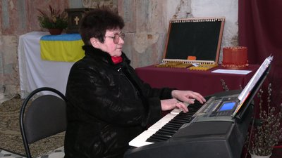 Ірина Деркач грає органну музику в костелі