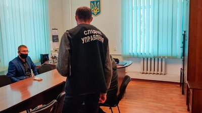 На Миколаївщині поліцейські затримали підприємця за спробу підкупу начальника райвідділу На Миколаївщині поліцейські затримали підприємця за спробу підкупу начальника райвідділу