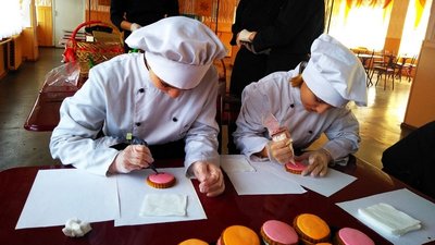 До Дня закоханих У Генічеську на Херсонщині учні ПТУ провели вуличну акцію До Дня закоханих У Генічеську на Херсонщині учні ПТУ провели вуличну акцію