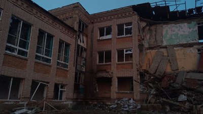 Дев'ятикласники з Любимівки на Херсонщині провели останній дзвоник на руїнах школи Дев'ятикласники з Любимівки на Херсонщині провели останній дзвоник на руїнах школи