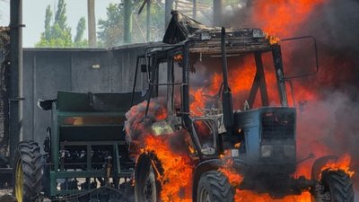 Горить трактор піля удару РФ