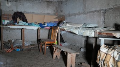 Стан підвалу, котрий містяни використовують як укриття, Миколаїв, 22 травня 2025 року Стан підвалу, котрий містяни використовують як укриття, Миколаїв, 22 травня 2025 року
