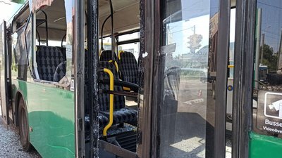 Дніпро: двох людей, травмованих під час аварії за участі вантажівки й автобуса, відпустили з лікарні