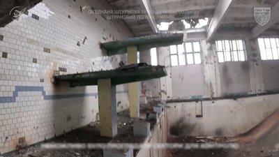 Басейн у Торецьку Донецької області перед руйнуванням