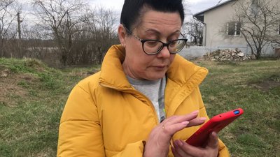 Зустрілися на Тернопільщині: волонтери привезли переселенцям їхнього собаку Зустрілися на Тернопільщині: волонтери привезли переселенцям їхнього собаку