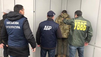 На Львівщині затримали сержанта, який продавав наркотики