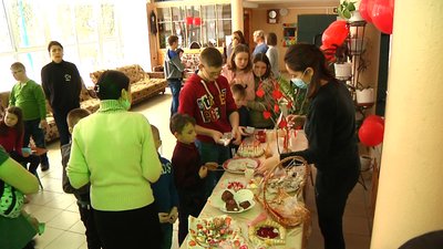 Учні Житомирської спецшколи №2 передали волонтерам гроші, зібрані на підтримку безпритульних тварин