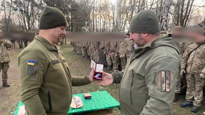 Кулемет Оксана — захисник із Черкащини підписує зброю ім'ям дружини Кулемет Оксана — захисник із Черкащини підписує зброю ім'ям дружини