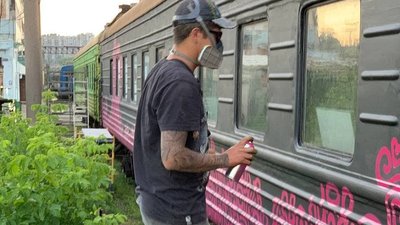 Художник з Херсонщини сам розмалював 7 вагонів "ГогольTRAIN" з одного боку