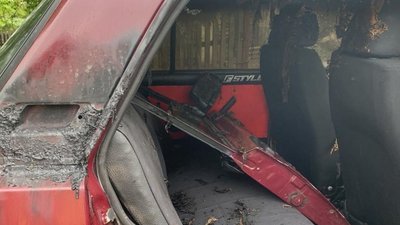 На Черкащині затримали чоловіка, якого підозрюють у побитті сокирою та підпалі автомобіля