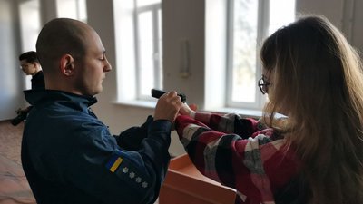 У Полтаві судові охоронці навчають стрільбі студентів та викладачів університету У Полтаві судові охоронці навчають стрільбі студентів та викладачів університету