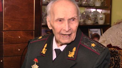 У 101 рік довгожитель з Хмельницького не втрачає почуття гумору та живе за військовим режимом У 101 рік довгожитель з Хмельницького не втрачає почуття гумору та живе за військовим режимом