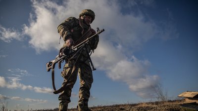 Український солдат з кулеметом