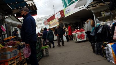 Погляд покупця: як "карантинить" центральний ринок Рівного, якщо прийти без камер Погляд покупця: як "карантинить" центральний ринок Рівного, якщо прийти без камер