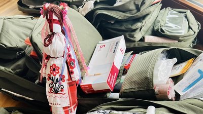 Волинські волонтери передали військовим медикам рюкзаки з ліками та спеціалізованим обладнанням