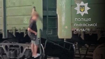 12-річний хлопець їхав, зачепившись за товарний потяг