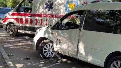 ДТП у Чернігові: автомобіль Volkswagen вʼїхав в автобус, водій зазнав травм