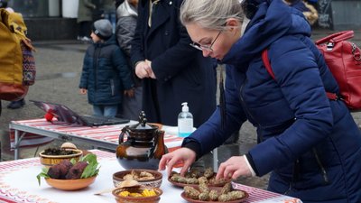 Що їли українці в часи Голодомору. У Дніпрі відбулася акція «Їжа на вулиці»