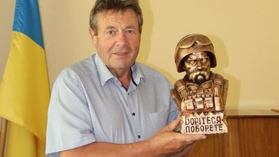 Одна з громад Тернопільщини отримала погруддя Шевченка у військовій амуніції Одна з громад Тернопільщини отримала погруддя Шевченка у військовій амуніції