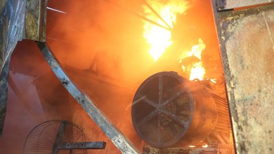 У Дніпрі спалахнула пожежа на підприємстві: рятувальники гасили вогонь більше години