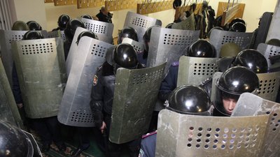 Співробітники міліції у будівлі ВР Криму, де відбувається позачергове засідання депутатів, 26 лютого 2014 р.