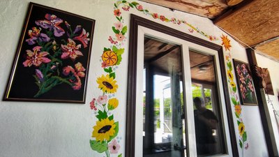 Також туристи залишають на згадку картини, органільний посуд, антикварні речі. Також туристи залишають на згадку картини, органільний посуд, антикварні речі.