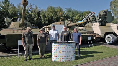 У Луцьку презентували нову поштову марку "Зброя Перемоги. Світ з Україною" У Луцьку презентували нову поштову марку "Зброя Перемоги. Світ з Україною"