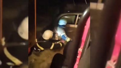 На Львівщині надзвичайники врятували чотирьох людей, які застрягли в авто посеред річки