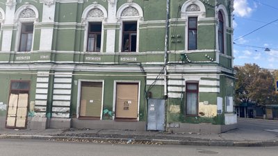 З 135-річної пам’ятки в центрі Харкова осипається фасад: коли встановлять огорожу З 135-річної пам’ятки в центрі Харкова осипається фасад: коли встановлять огорожу