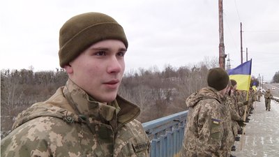 День Соборності України – у Житомирі курсанти військового інституту об'єдналися у два "живі ланцюги" День Соборності України – у Житомирі курсанти військового інституту об'єдналися у два "живі ланцюги"