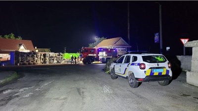 На Рівненщині вантажівка влетіла в блокпост та спричинила ряд зіткнень. Є загиблий