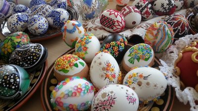 Майстриня з Кам’янського створила колекцію у майже 1000 писанок