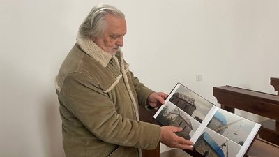 Микола Горбаль показує, як виглядав костел до відновлення. Листопад 2023. Тернопільщина Микола Горбаль показує, як виглядав костел до відновлення. Листопад 2023. Тернопільщина
