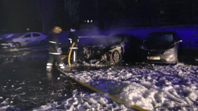 Рятувальники годину гасили припаркований у дворі на Салтівці автомобіль Рятувальники годину гасили припаркований у дворі на Салтівці автомобіль
