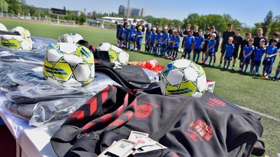 Миколаївські футболісти отримали спортивне екіпірування
