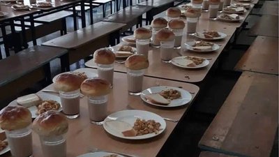 Учнів Маріупольської школи №53 годують хлібом, тушкованою капустою, какао та булкою