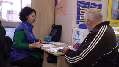 У Черкасах переселенцям видали гуманітарну допомогу, щоб підготувати до блекауту У Черкасах переселенцям видали гуманітарну допомогу, щоб підготувати до блекауту