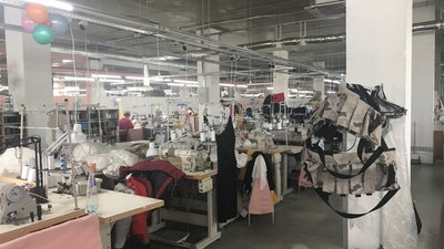 В Одесі підприємство, яке займалося пошиттям суконь, під час війни почало виробляти військовий одяг В Одесі підприємство, яке займалося пошиттям суконь, під час війни почало виробляти військовий одяг