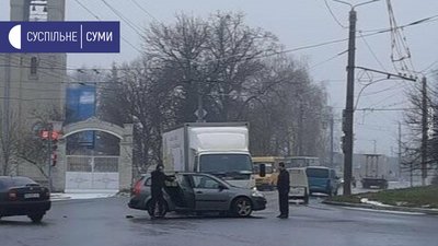 "Мокра дорога" - у Сумах зранку сталося 6 автомобільних аварій "Мокра дорога" - у Сумах зранку сталося 6 автомобільних аварій