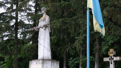 Зірки, серпи та червоноармійці: скільки на Буковині радянських пам'яток та чи планують їх зносити Зірки, серпи та червоноармійці: скільки на Буковині радянських пам'яток та чи планують їх зносити