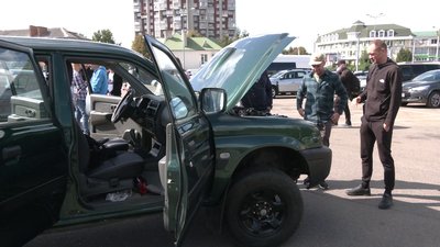 Об'єдналися, аби донатити: рівненська спільнота купує позашляховики для ЗСУ