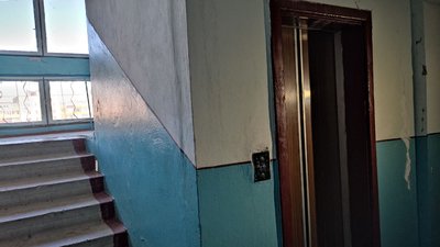 Лучани пів року тому здали гроші на ремонт ліфтів, а ще досі ходять пішки: у чому причина