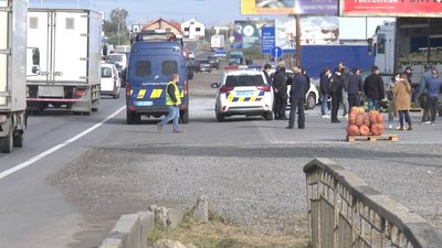 Біля Львова організували стихійну торгівлю на узбіччі дороги