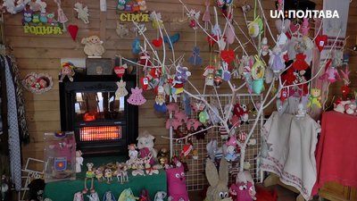 Іграшки та сувеніри у будинку Святого Миколая Іграшки та сувеніри у будинку Святого Миколая