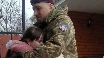 "Дістаємо малюнки і розуміємо, за що ми воюємо". Десантник із Сум зустрівся з дівчинкою, малюнок якої носив біля серця "Дістаємо малюнки і розуміємо, за що ми воюємо". Десантник із Сум зустрівся з дівчинкою, малюнок якої носив біля серця