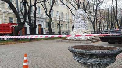 Пам'ятник Гоголю у Харкові обклали мішками з піском Пам'ятник Гоголю у Харкові обклали мішками з піском