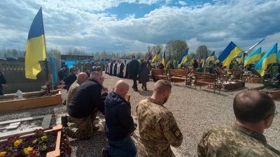 На Алеї героїв у Чукалівці Івано-Франківської громади поховали трьох бійців 78 батальйону 102 бригади На Алеї героїв у Чукалівці Івано-Франківської громади поховали трьох бійців 78 батальйону 102 бригади